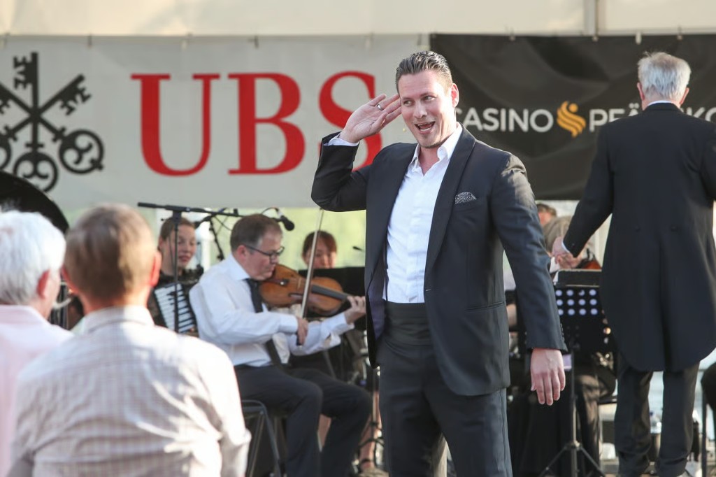 Solist auf der Bühne mit Orchesterbegleitung