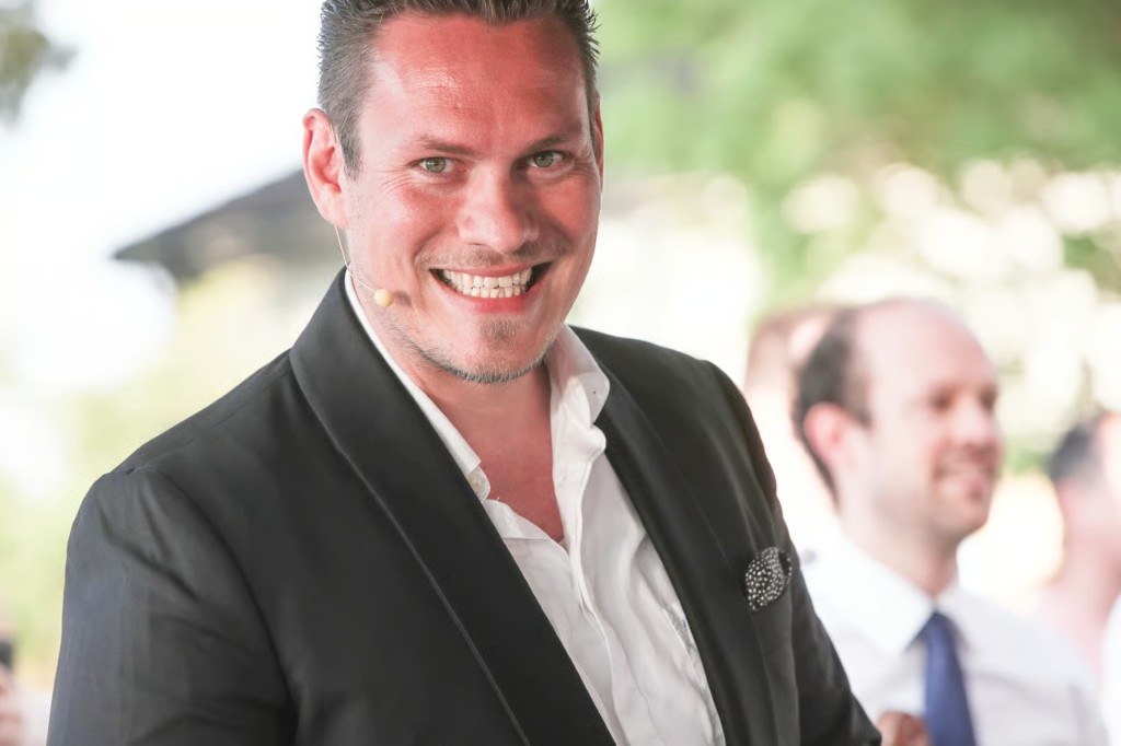 Moderator auf der Bühne bei Klassik am See