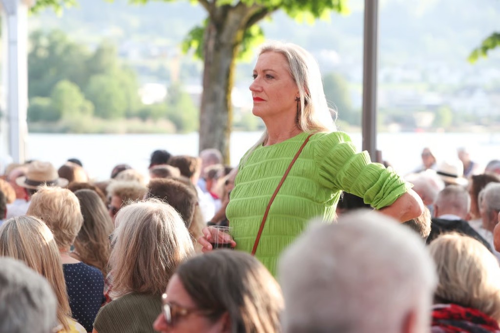 Publikum geniesst den Sommerabend am See