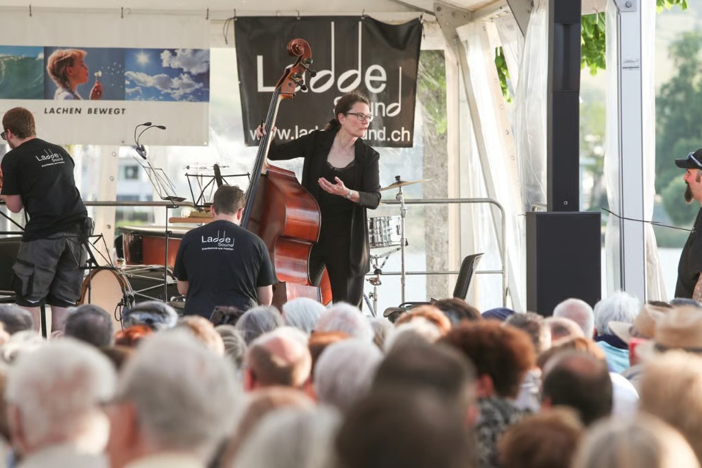 Kontrabassistin im Festzelt auf der Bühne