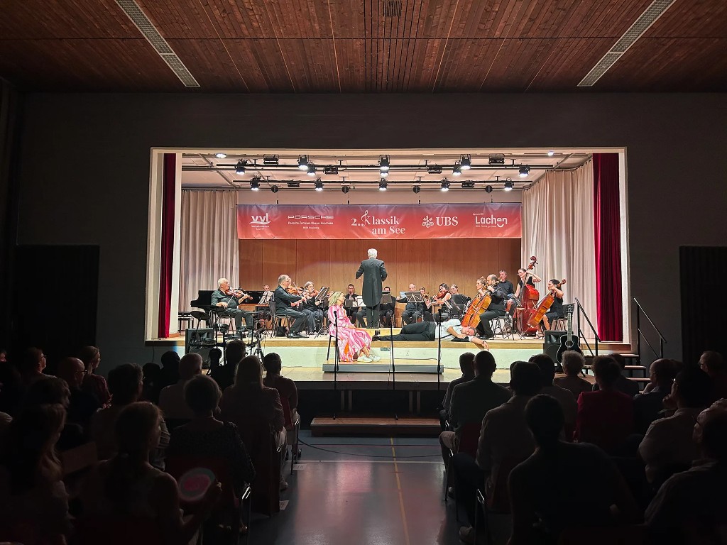 Theatralischer Auftritt mit Orchesterbegleitung