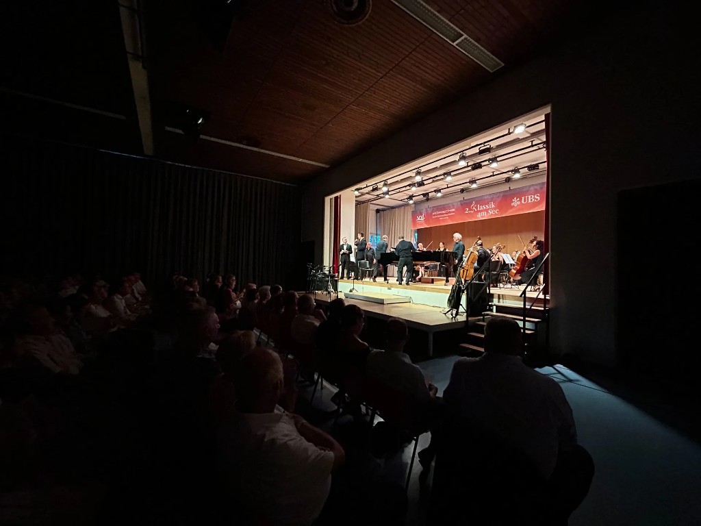 Orchester und Solist:innen auf der Bühne