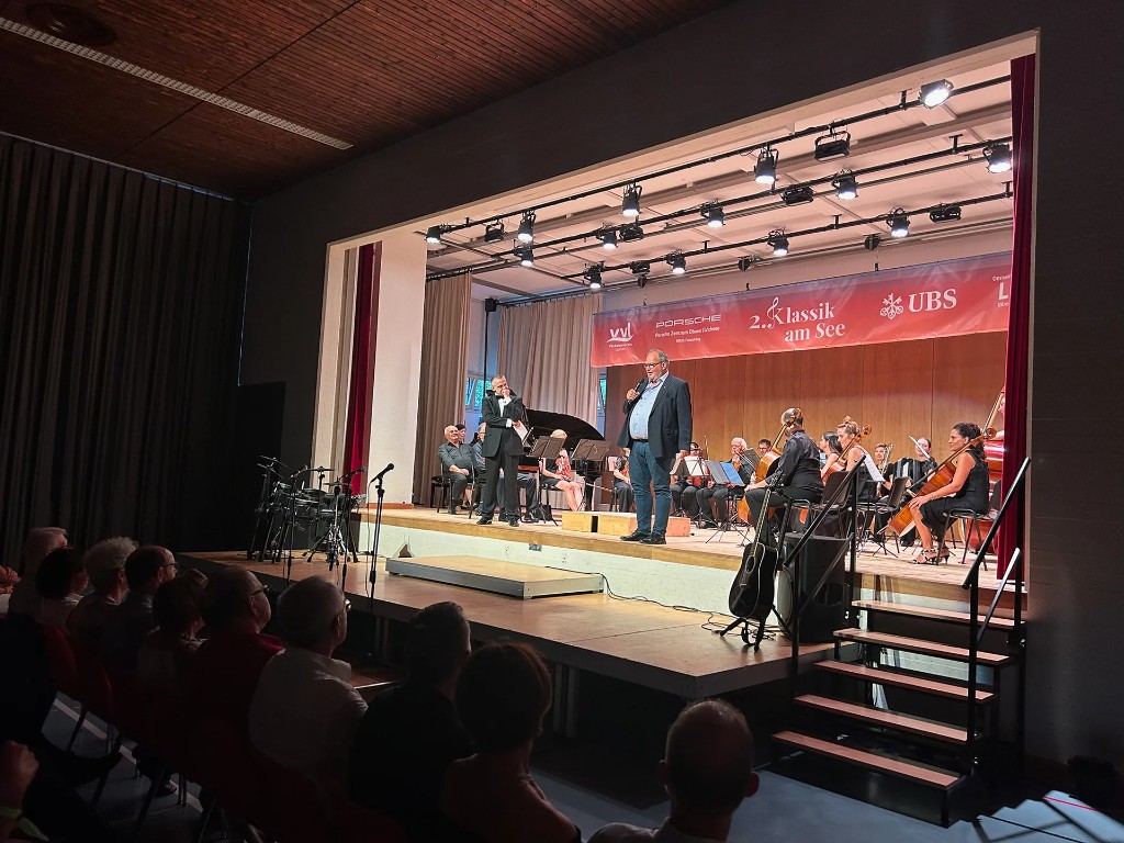 Ansprache auf der Bühne vor dem Sinfonieorchester Kanton Schwyz
