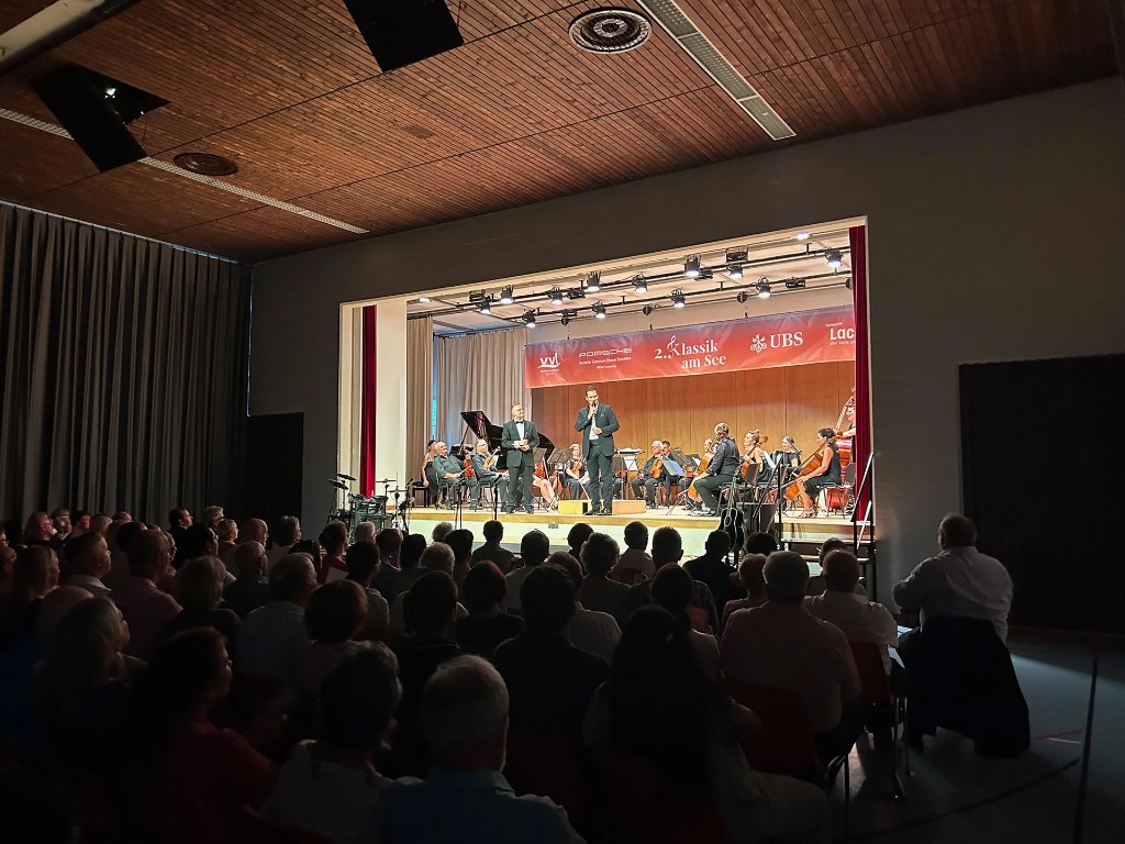 Blick aus dem Publikum auf die Bühne mit Orchester und «2. Klassik am See»-Banner