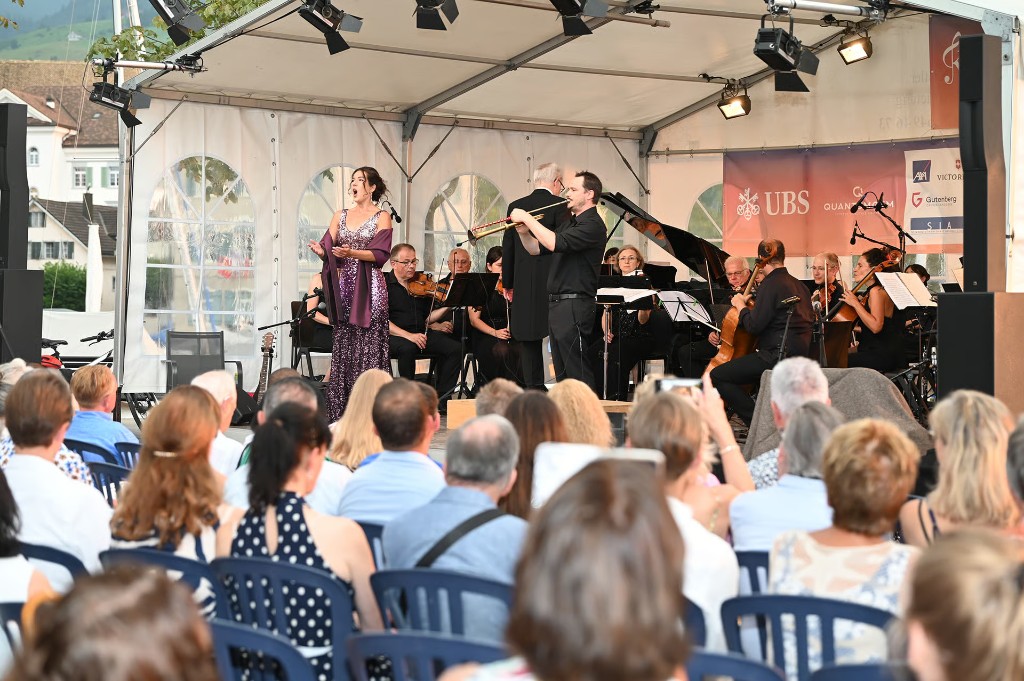 Orchester und Dirigent Urs Bamert auf der Open-Air-Bühne