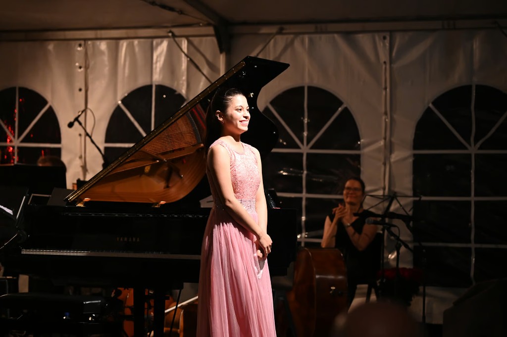 Junger Pianist nach dem Auftritt am Flügel