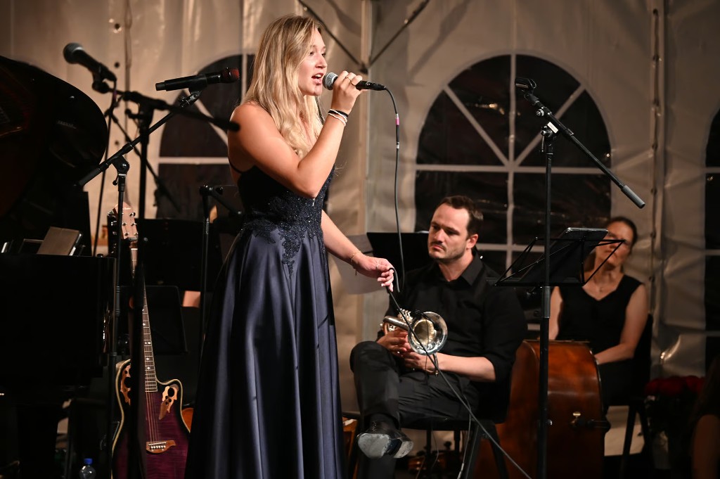 Sängerin der Pop-Band auf der Bühne