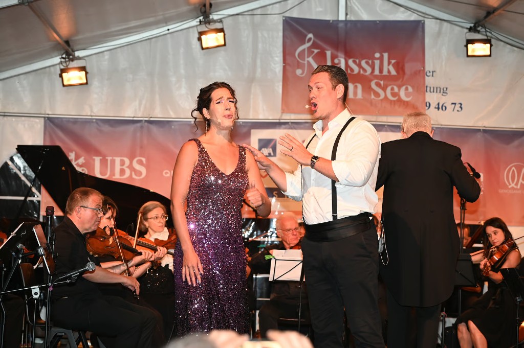 Gesangsdarsteller:innen im Duett mit Orchester
