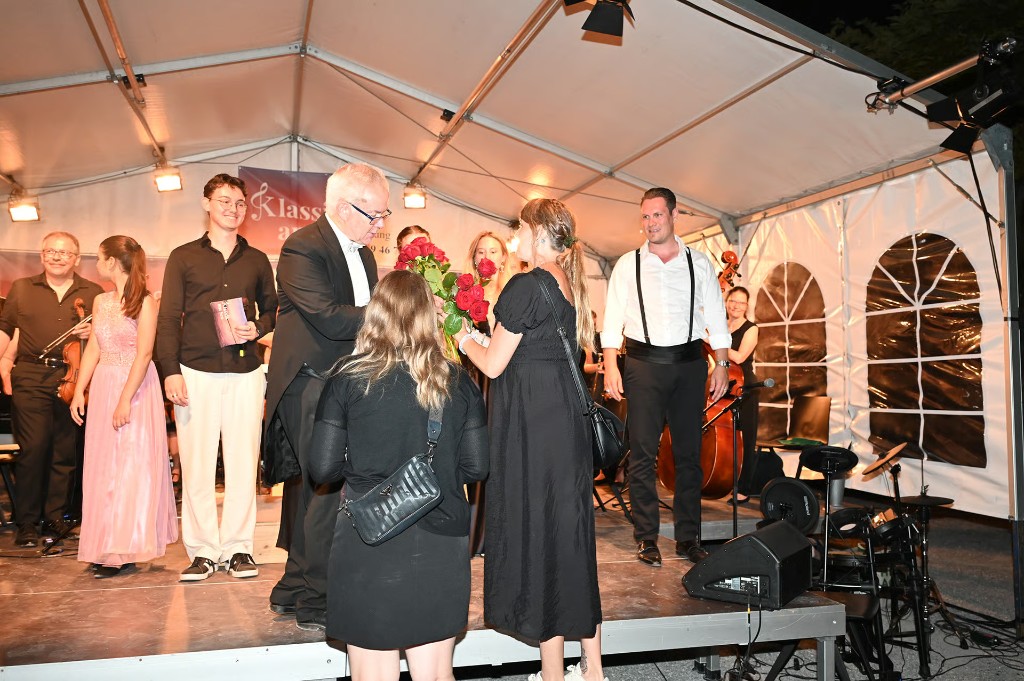 Dankesgruss mit Blumen auf der Bühne