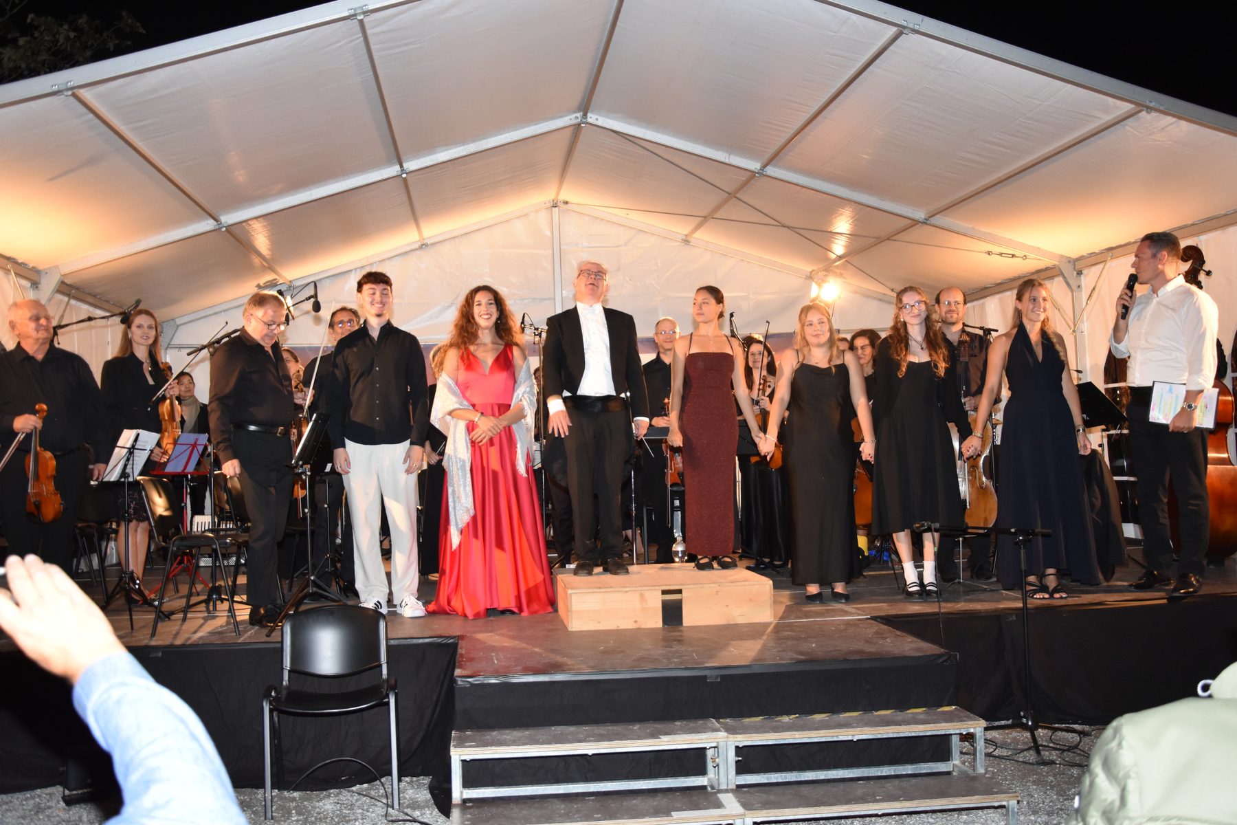 Alle Musizierenden verbeugen sich nach dem 4. Klassik am See. Foto: Johanna Mächler, March-Anzeiger