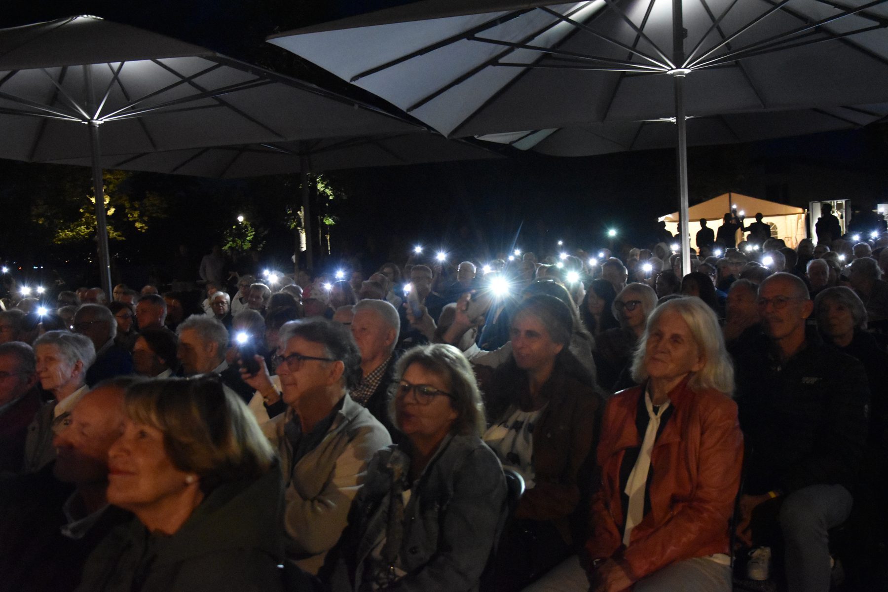 Handylichter im Publikum am Abend. Foto: Johanna Mächler, March-Anzeiger