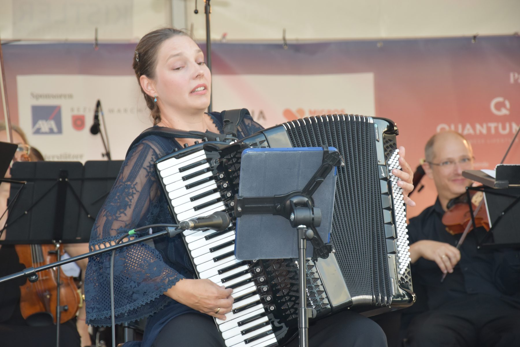 Ina Callejas am Akkordeon. Foto: Johanna Mächler, March-Anzeiger